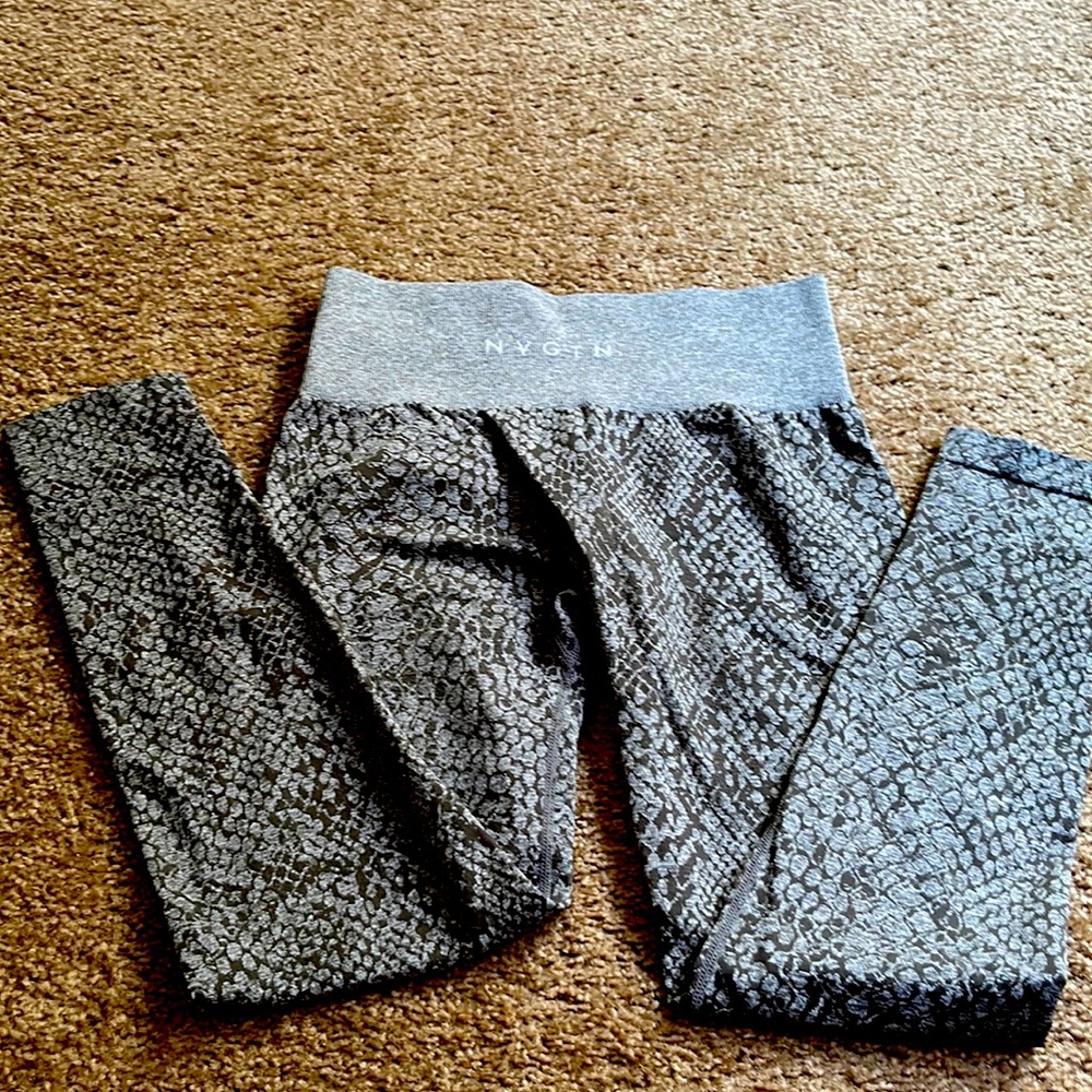 Like new med nvgtn leggings
